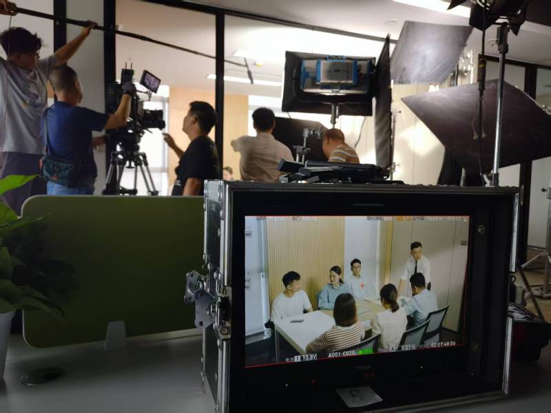 简阳市TVC拍摄公司：科技产品视觉化大师，诠释未来感与功能美学